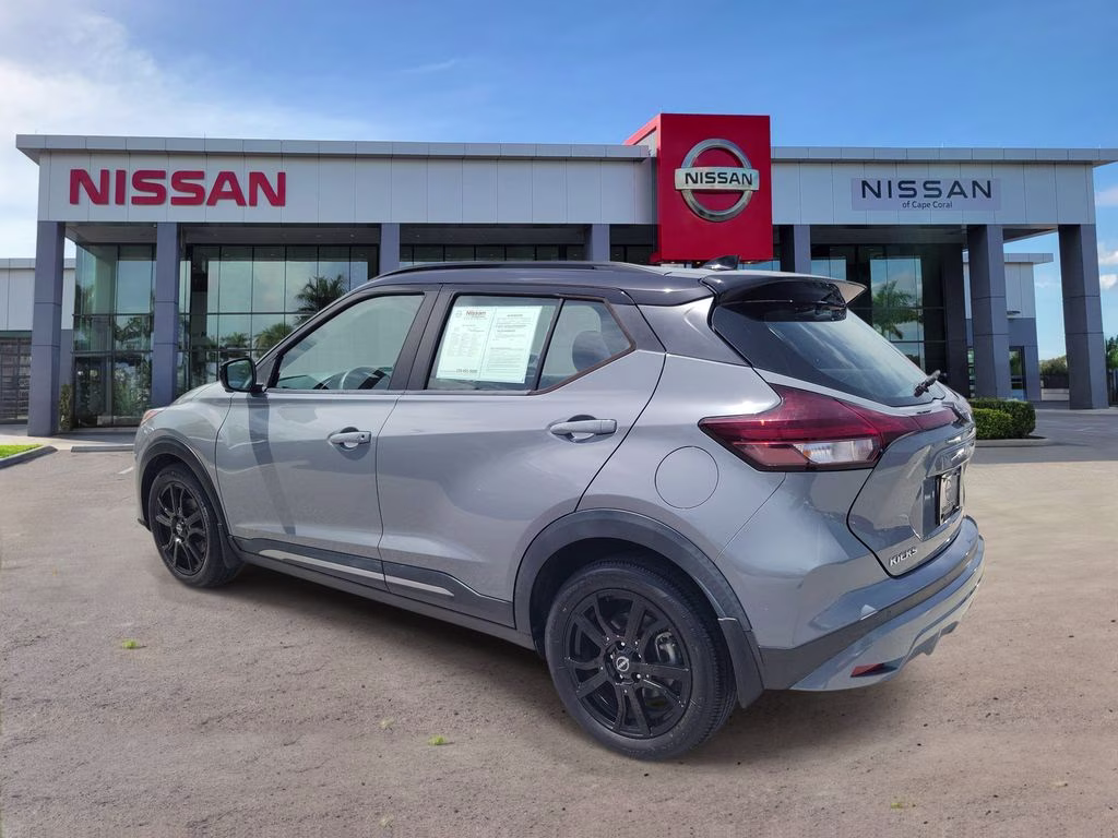 2022 Gray/Super Black Nissan Kicks SR FWD SUV