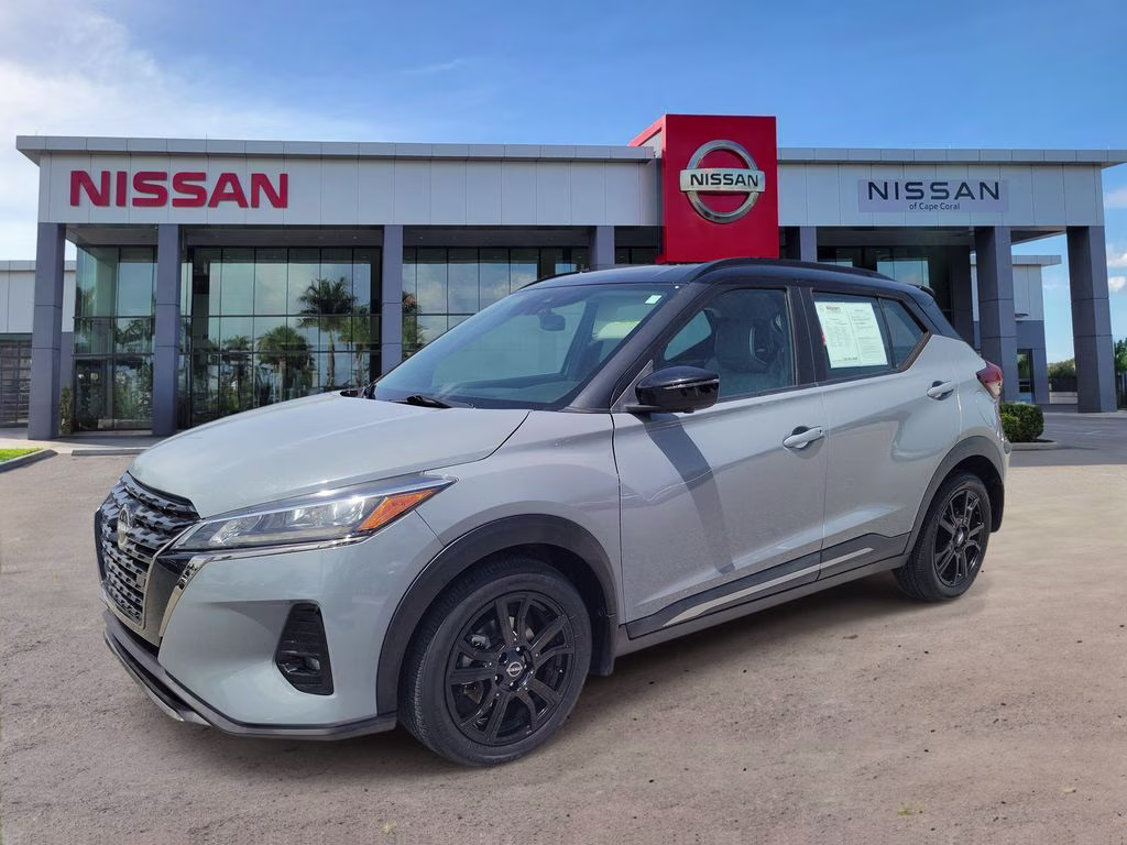 2022 Gray/Super Black Nissan Kicks SR FWD SUV