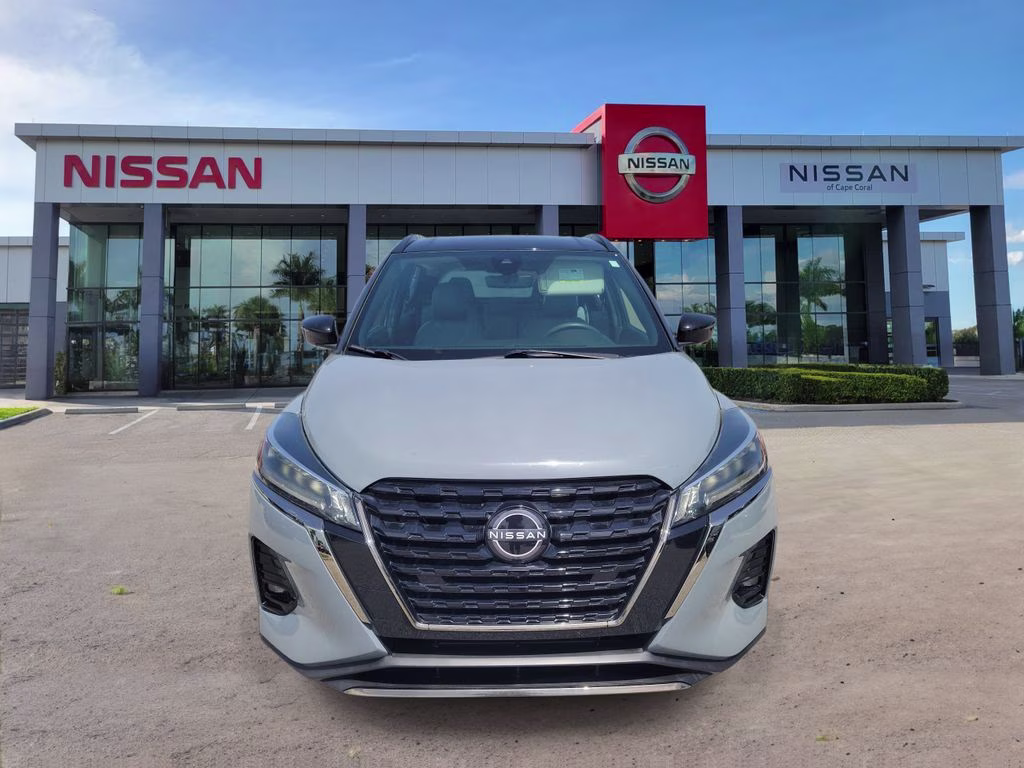 2022 Gray/Super Black Nissan Kicks SR FWD SUV
