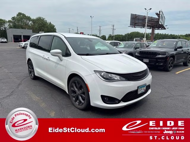 2019 Bright White Clearcoat Chrysler Pacifica Touring Plus FWD Van
