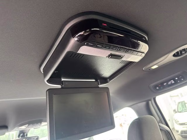 2019 Bright White Clearcoat Chrysler Pacifica Touring Plus FWD Van