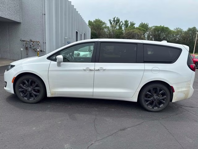 2019 Bright White Clearcoat Chrysler Pacifica Touring Plus FWD Van