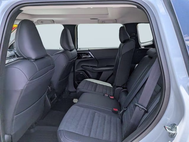 2026 White Diamond/Black Roof Mitsubishi Outlander Trail Edition AWD SUV