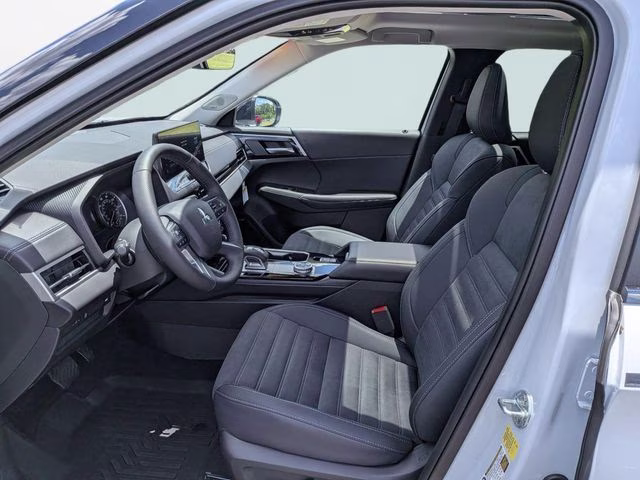 2026 White Diamond/Black Roof Mitsubishi Outlander Trail Edition AWD SUV