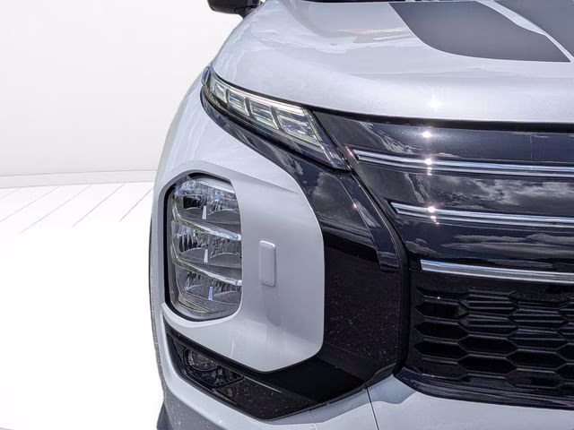 2026 White Diamond/Black Roof Mitsubishi Outlander Trail Edition AWD SUV