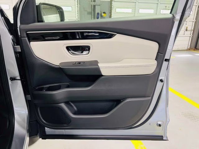 2026 Solar Silver Metallic Honda Pilot EX-L FWD SUV