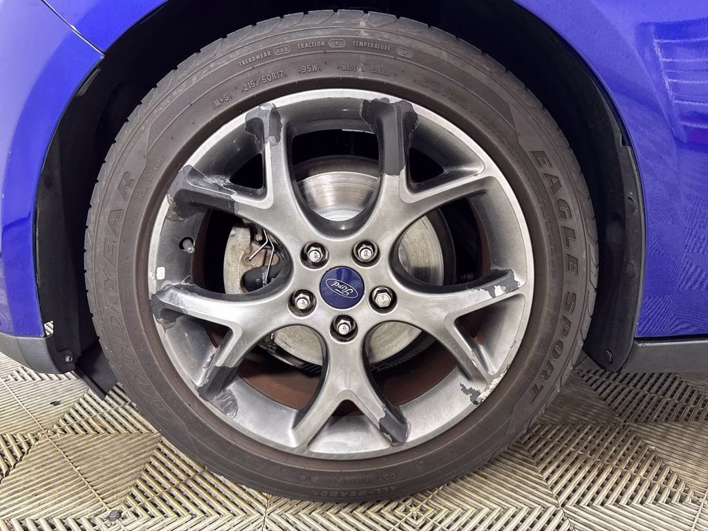 2014 Blue Metallic Ford Focus SE FWD Hatchback