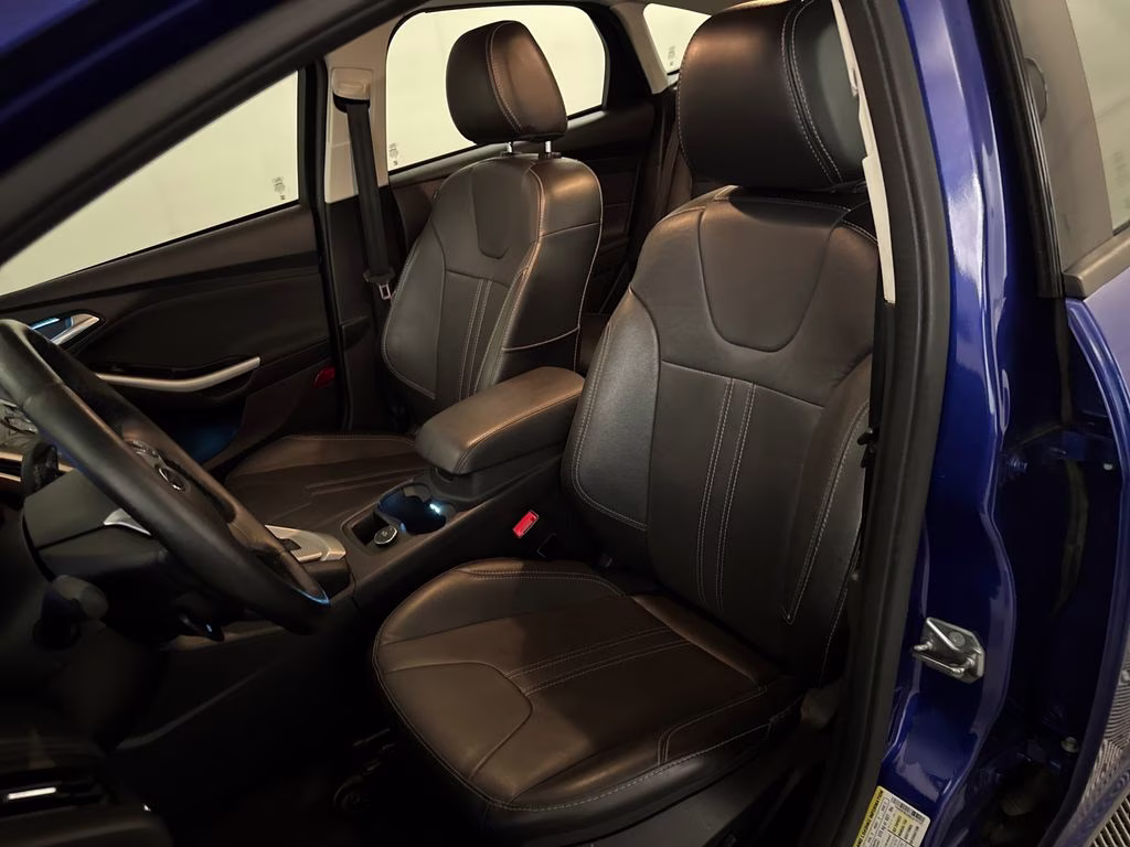 2014 Blue Metallic Ford Focus SE FWD Hatchback