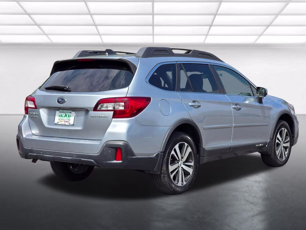 2018 Ice Silver Metallic Subaru Outback 2.5i AWD SUV