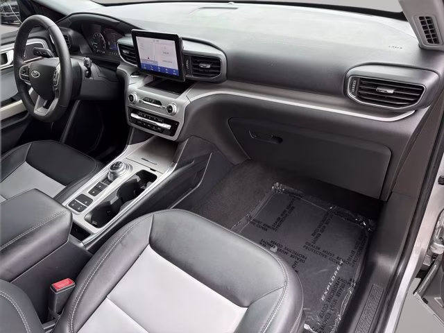 2022 Silver Metallic Ford Explorer XLT RWD SUV