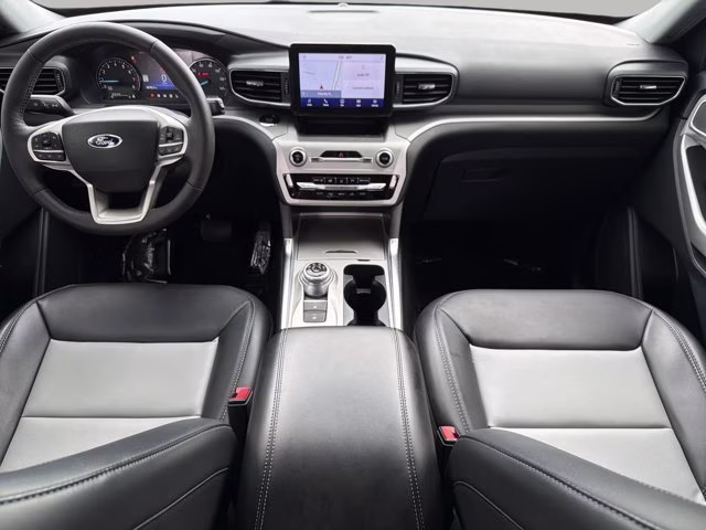 2022 Silver Metallic Ford Explorer XLT RWD SUV