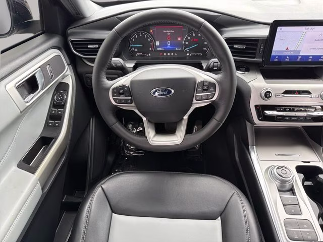 2022 Silver Metallic Ford Explorer XLT RWD SUV
