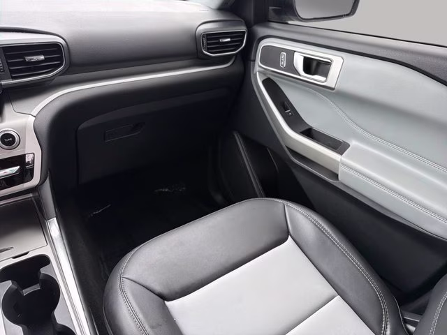 2022 Silver Metallic Ford Explorer XLT RWD SUV