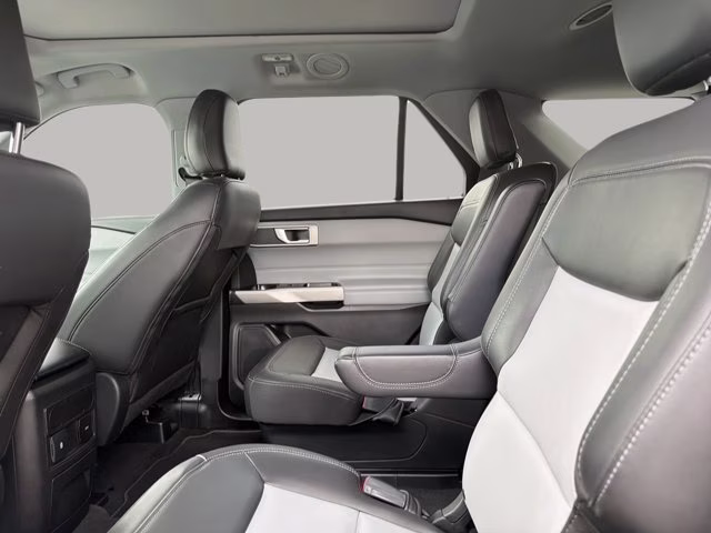 2022 Silver Metallic Ford Explorer XLT RWD SUV