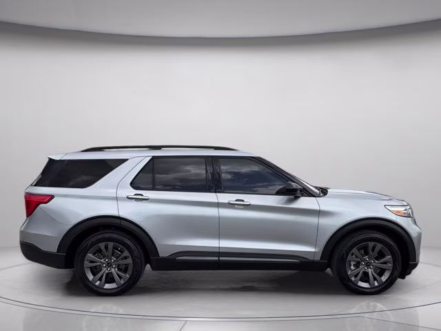 2022 Silver Metallic Ford Explorer XLT RWD SUV