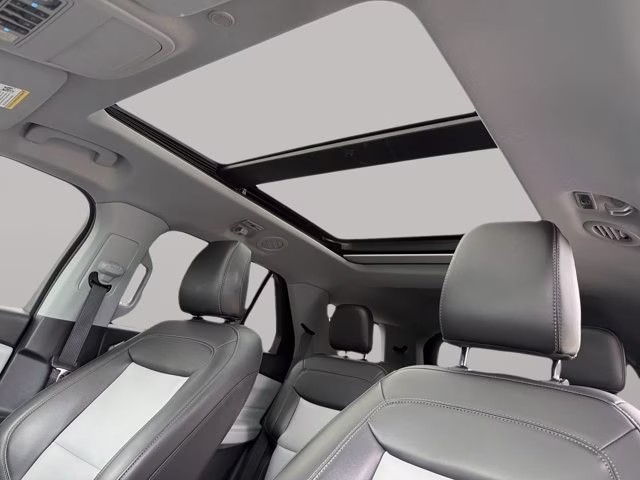 2022 Silver Metallic Ford Explorer XLT RWD SUV