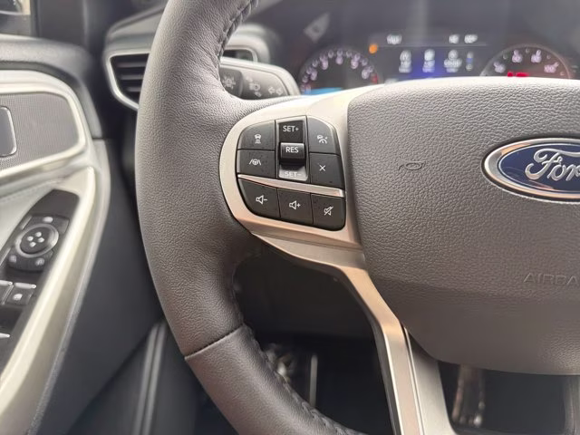 2022 Silver Metallic Ford Explorer XLT RWD SUV