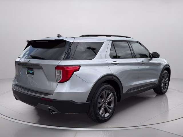 2022 Silver Metallic Ford Explorer XLT RWD SUV
