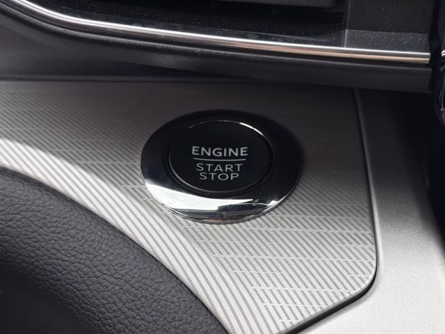 2022 Silver Metallic Ford Explorer XLT RWD SUV