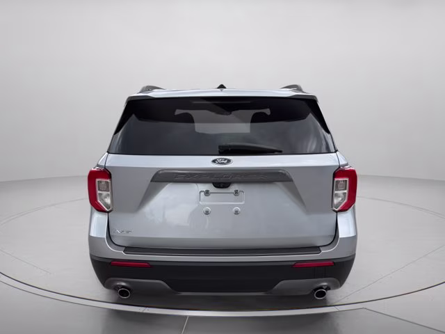 2022 Silver Metallic Ford Explorer XLT RWD SUV