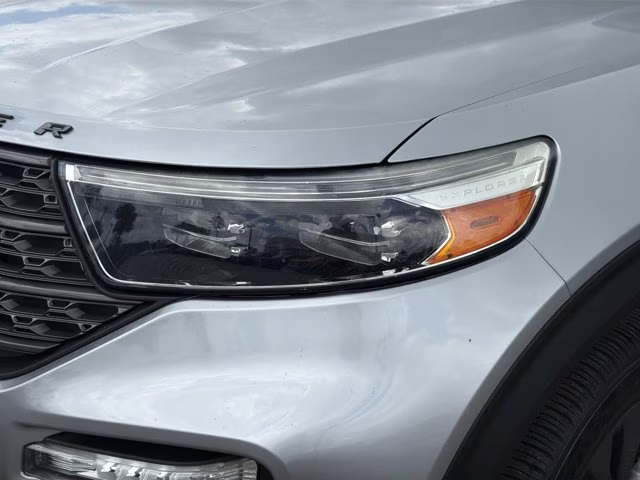 2022 Silver Metallic Ford Explorer XLT RWD SUV