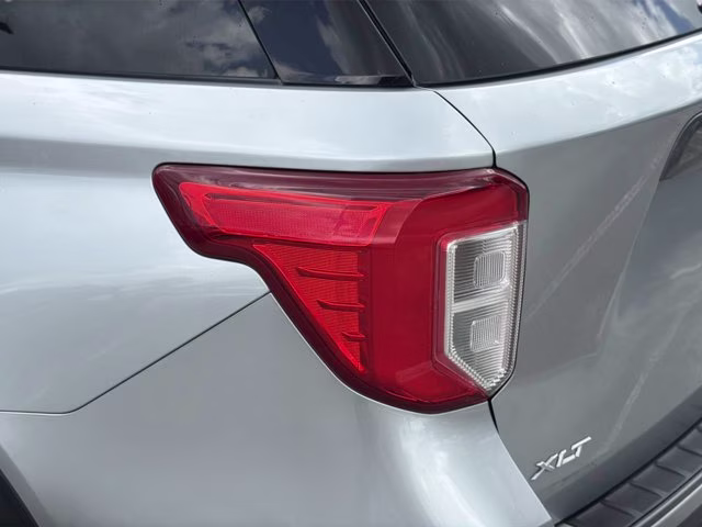 2022 Silver Metallic Ford Explorer XLT RWD SUV