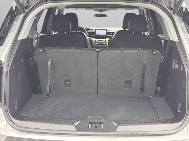 2022 Silver Metallic Ford Explorer XLT RWD SUV