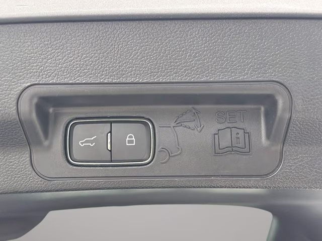 2022 Silver Metallic Ford Explorer XLT RWD SUV