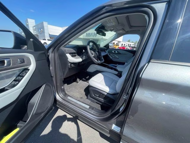 2025 Gray Metallic Ford Explorer Platinum RWD SUV