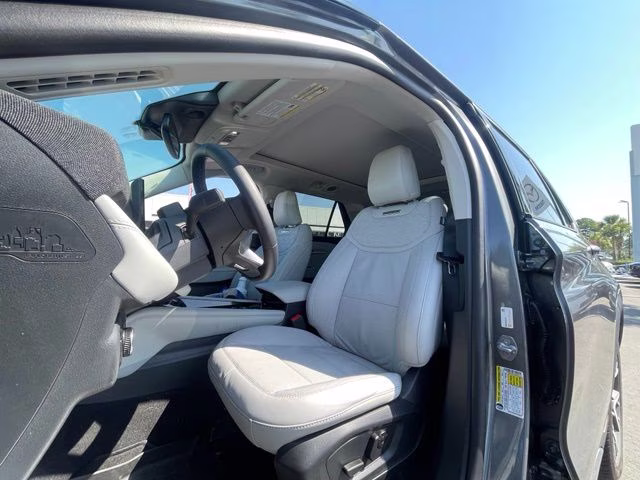 2025 Gray Metallic Ford Explorer Platinum RWD SUV