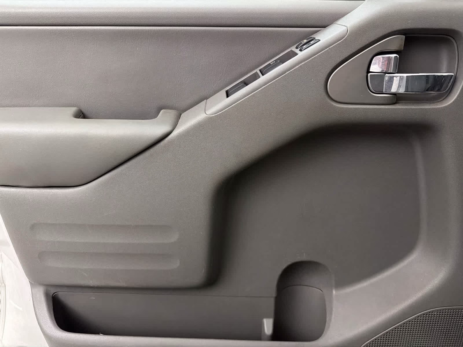 2015 Glacier White Nissan Frontier SL RWD Truck