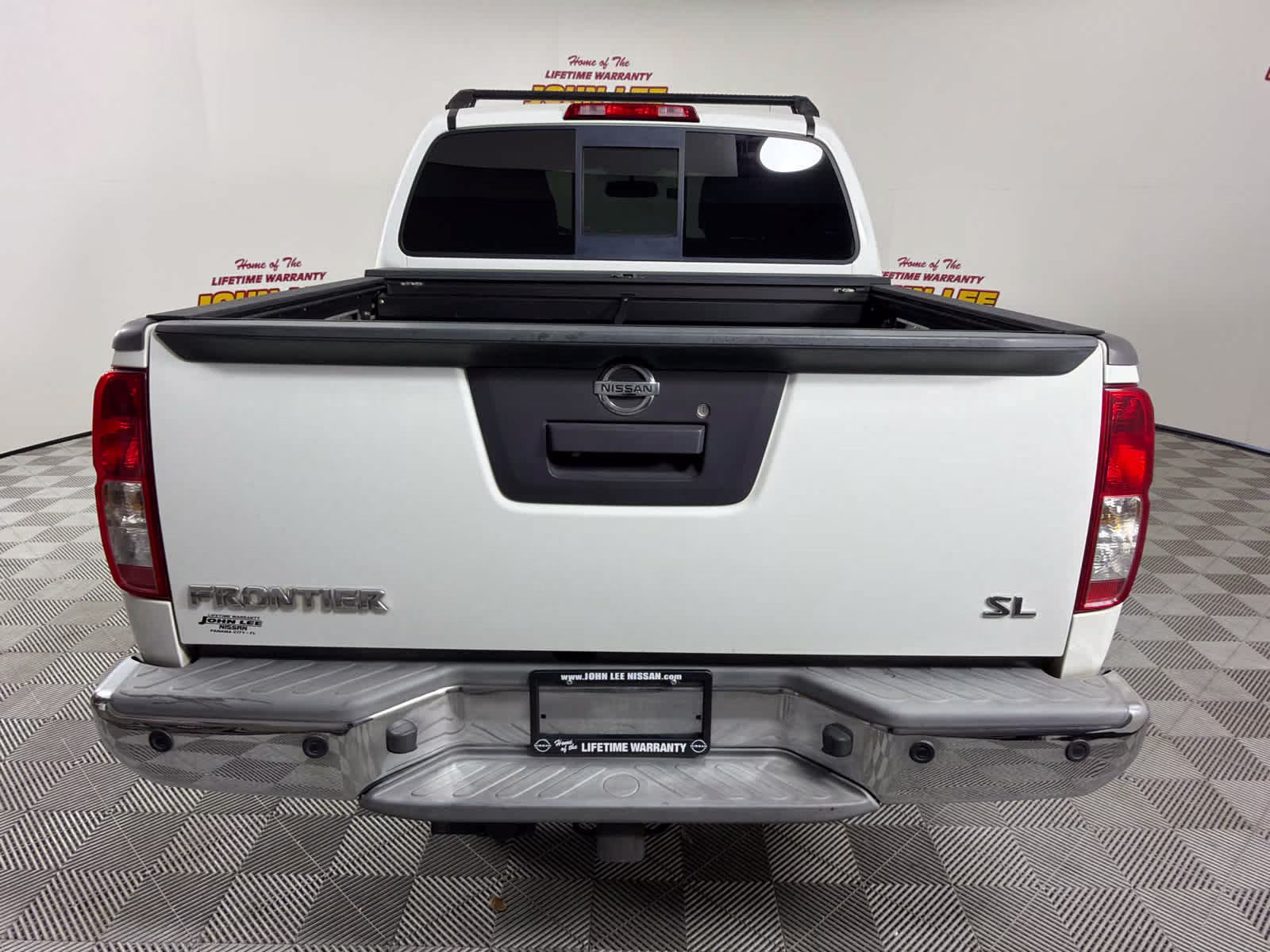 2015 Glacier White Nissan Frontier SL RWD Truck