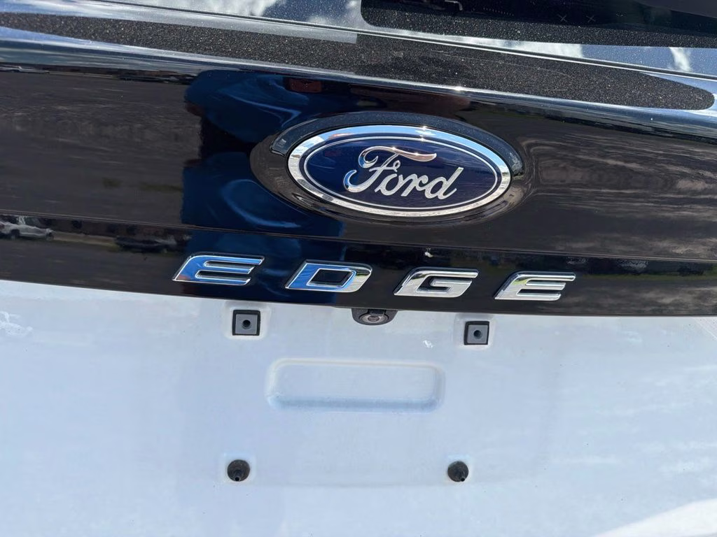 2021 White Metallic Ford Edge Titanium FWD SUV