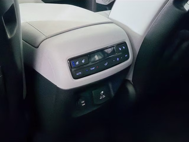 2025 White Hyundai Palisade SEL Premium 7 Passenger FWD SUV