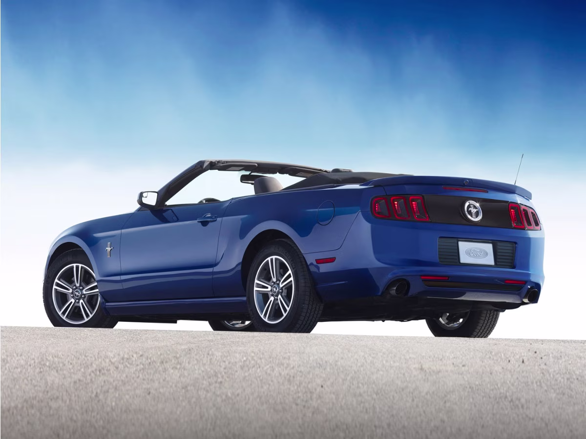 2013 Performance White Ford Mustang V6 Premium RWD Convertible