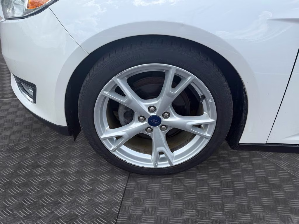 2015 White Platinum Clearcoat Metallic Ford Focus Titanium FWD Hatchback