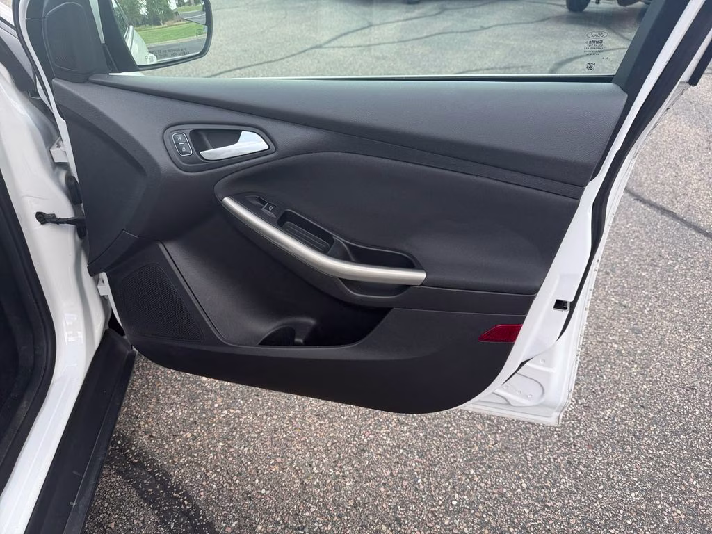 2015 White Platinum Clearcoat Metallic Ford Focus Titanium FWD Hatchback
