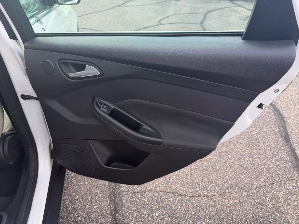 2015 White Platinum Clearcoat Metallic Ford Focus Titanium FWD Hatchback