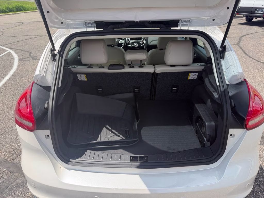2015 White Platinum Clearcoat Metallic Ford Focus Titanium FWD Hatchback