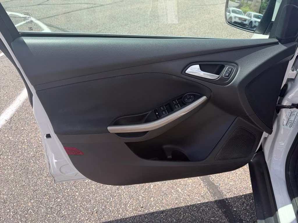 2015 White Platinum Clearcoat Metallic Ford Focus Titanium FWD Hatchback
