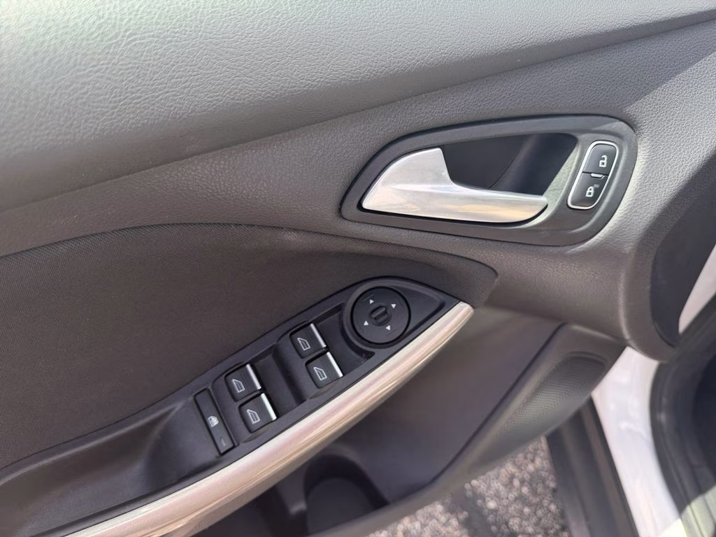 2015 White Platinum Clearcoat Metallic Ford Focus Titanium FWD Hatchback