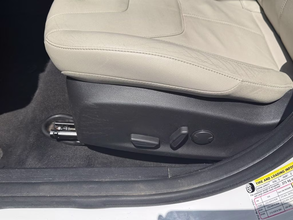 2015 White Platinum Clearcoat Metallic Ford Focus Titanium FWD Hatchback