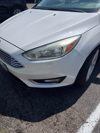 2015 White Platinum Clearcoat Metallic Ford Focus Titanium FWD Hatchback