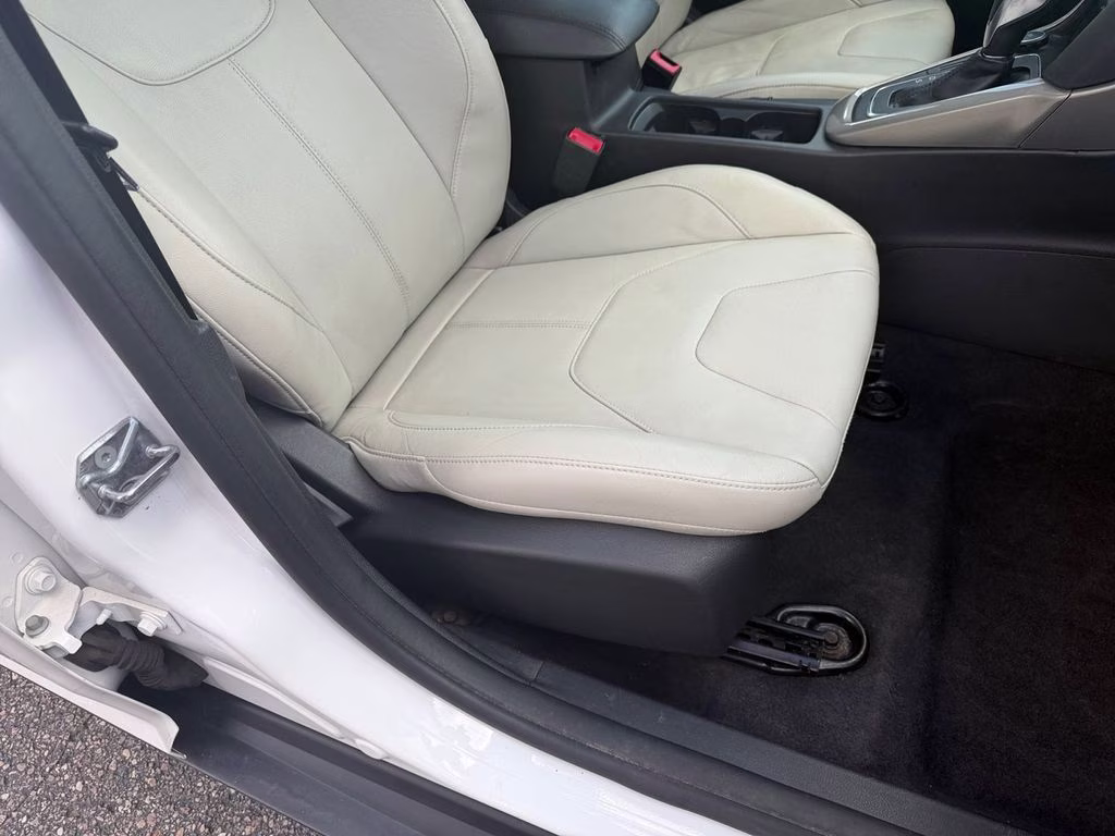 2015 White Platinum Clearcoat Metallic Ford Focus Titanium FWD Hatchback