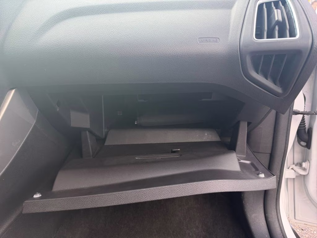 2015 White Platinum Clearcoat Metallic Ford Focus Titanium FWD Hatchback