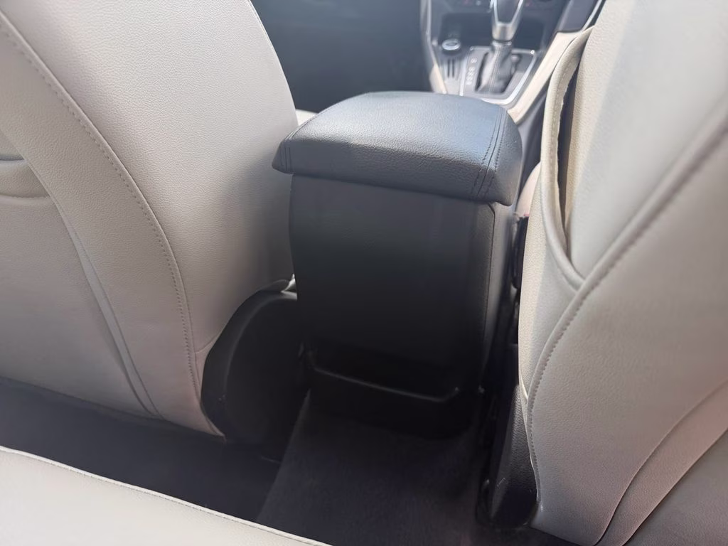 2015 White Platinum Clearcoat Metallic Ford Focus Titanium FWD Hatchback