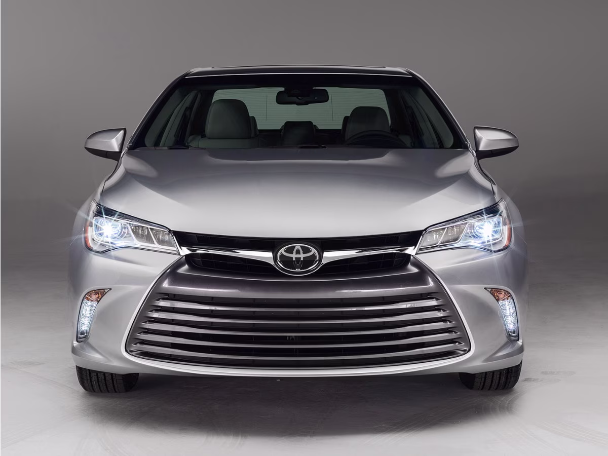 2017 White Toyota Camry XLE FWD Sedan