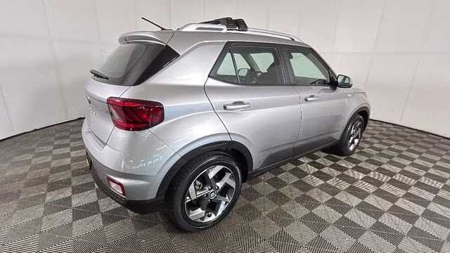 2023 Shimmering Silver Hyundai Venue SEL FWD SUV