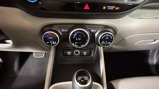 2023 Shimmering Silver Hyundai Venue SEL FWD SUV