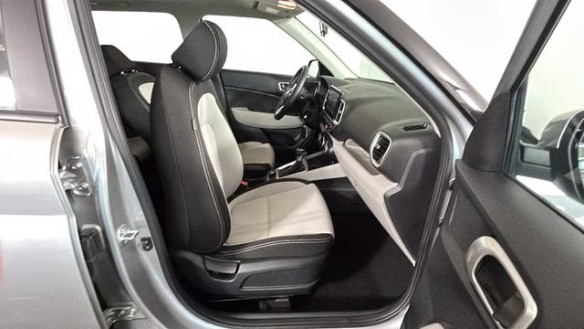 2023 Shimmering Silver Hyundai Venue SEL FWD SUV